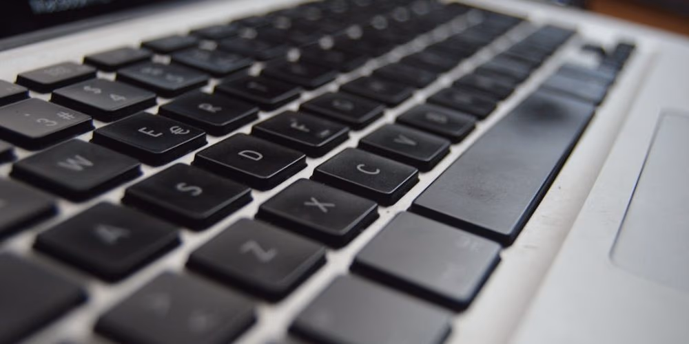 Hero image for Cara mudah matiin keyboard internal secara permanen di Windows 11